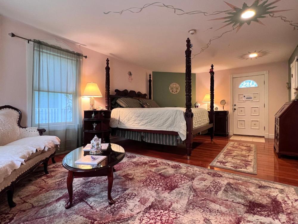 Deluxe King Room interior